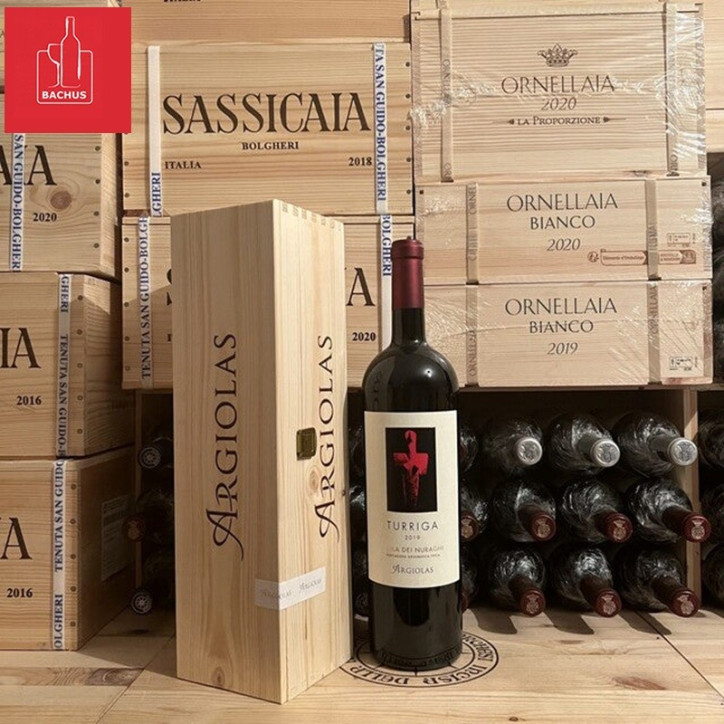 Argiolas Turriga Isola dei Nuraghi Rosso Sardynia Argiolas Turriga Isola dei Nuraghi Rosso Sardynia