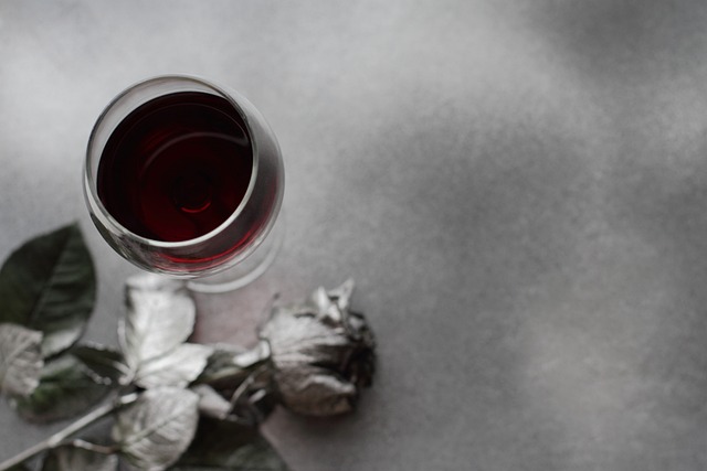 wino czerwone w kieliszku